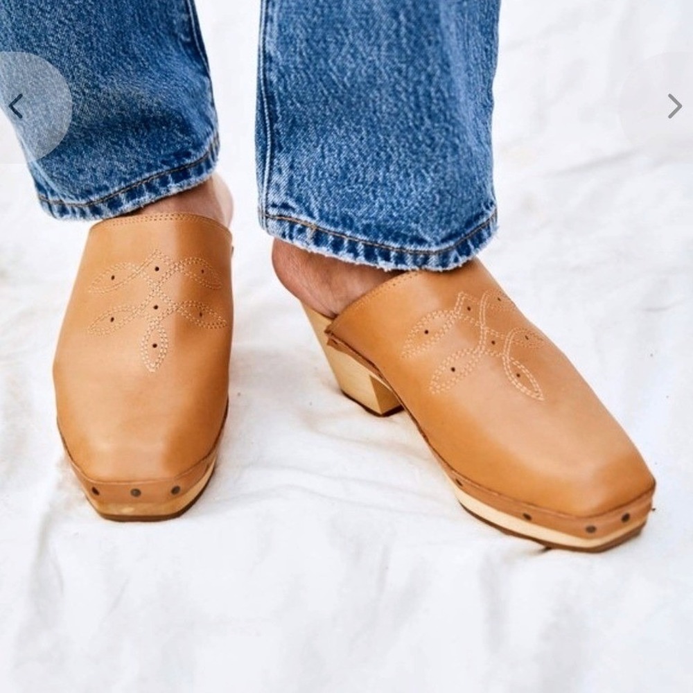Bird of Flight Garmentory Brown Tan Leather Embroidered Wooden Clogs Mules Sz 6